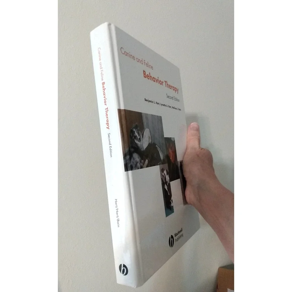 Canine and Feline Behavior Therapy (2nd Edition) Hart, Hart, Bain cat dog book